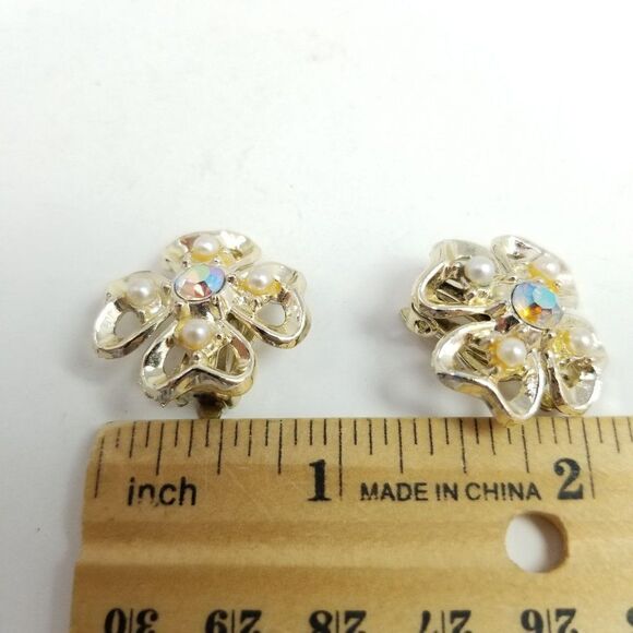 Vintage Rhinestone Center Flower Clip On Earrings Retro Light Gold Tone Setting - Picture 4 of 6